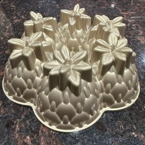 Nordic Ware Gold Aloha Pineapple Hawaii Bundt Cake Pan Cast Aluminum 10 Cup NEW